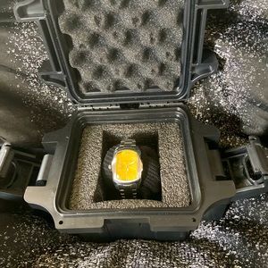 I’m selling this watch because I can’t fit it